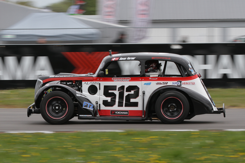 Kevin i den nye bil, som han skal bruge til at prøve at vinde mesterskabet med.
(Foto: Motorsporten.dk)